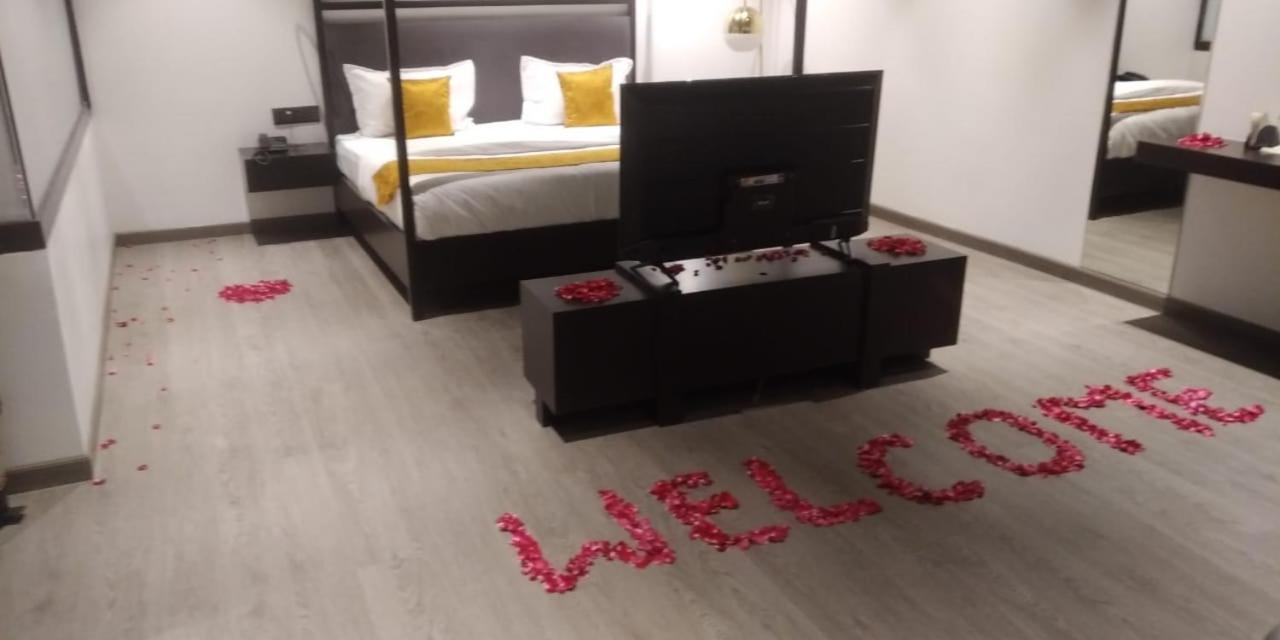 Hôtel Madhav'S Lap Of Luxury à Moradabad Extérieur photo