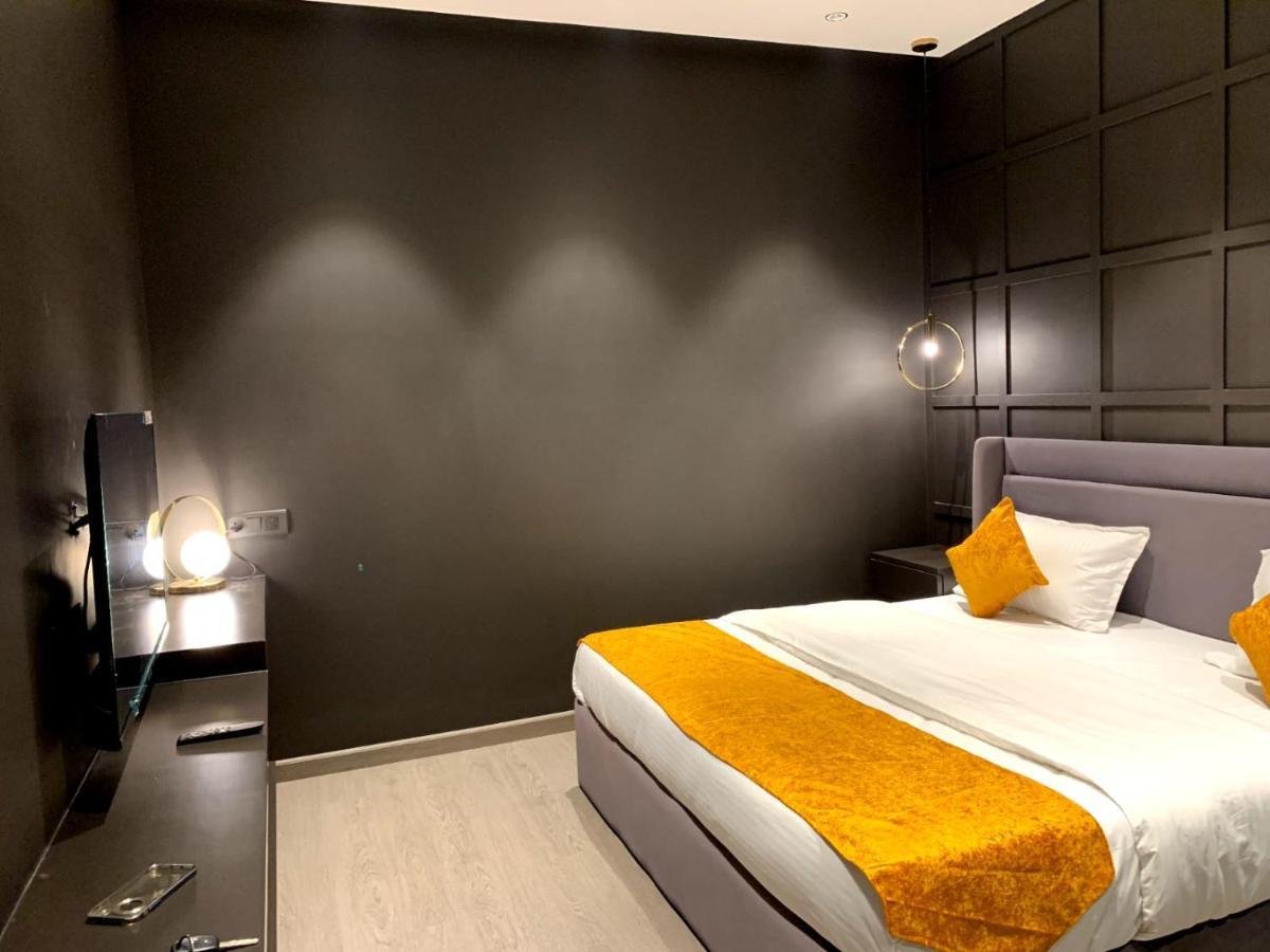 Hôtel Madhav'S Lap Of Luxury à Moradabad Extérieur photo