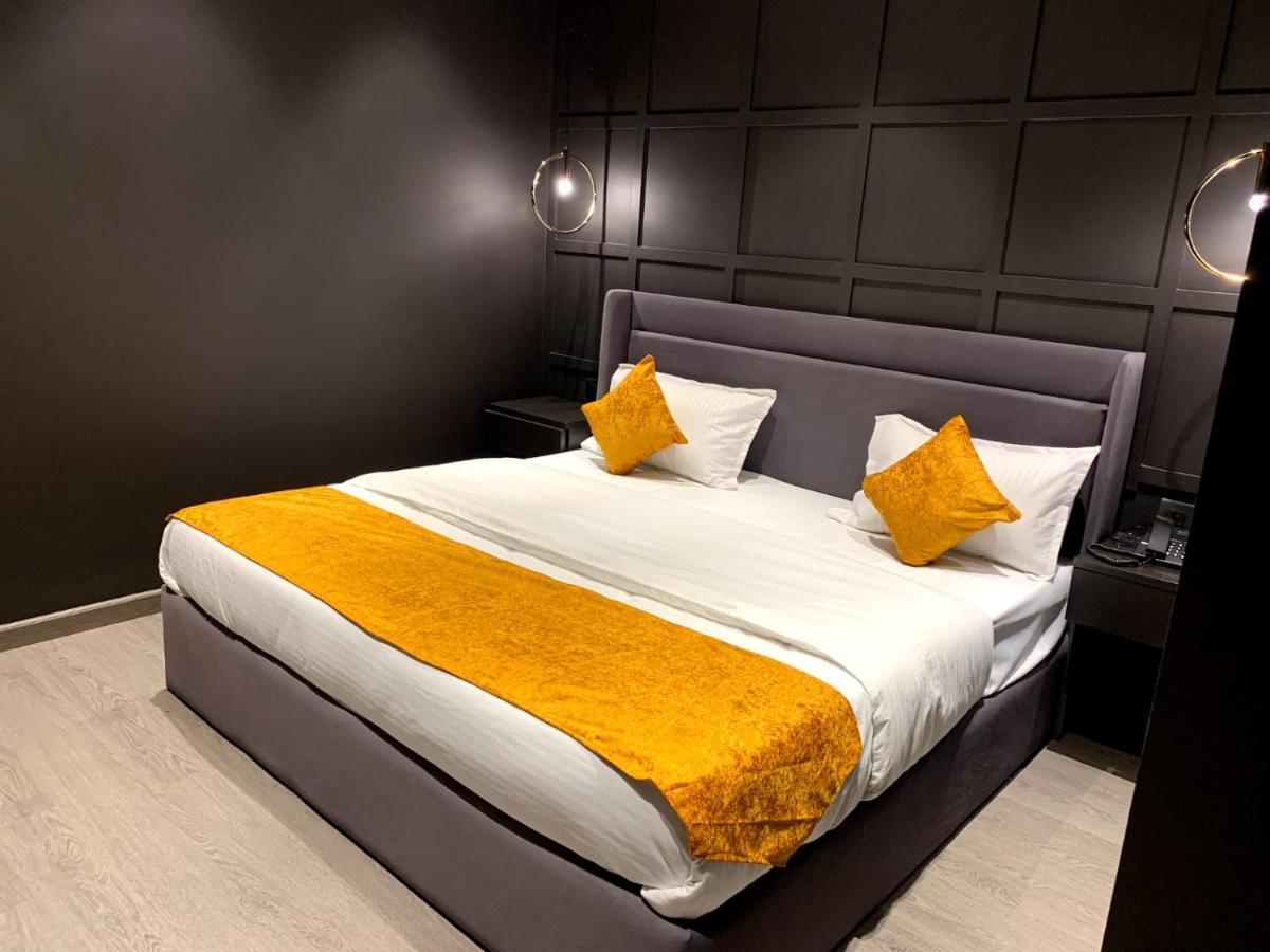 Hôtel Madhav'S Lap Of Luxury à Moradabad Extérieur photo